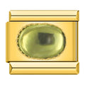 Charm con una piedra verde en una base dorada