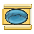 Charm piedra azul y detalles dorados evoca tranquilidad