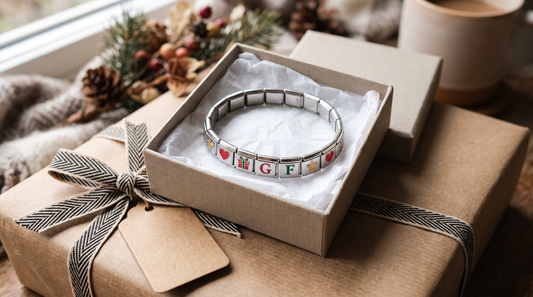 Pulsera italiana con charms de corazones y estrellas en una caja de regalo