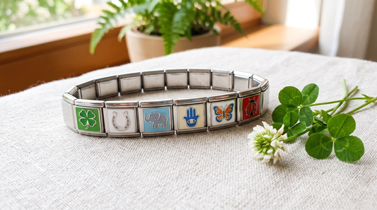 Pulsera italiana con charms de trébol, herradura, elefante, hamsa y mariposa