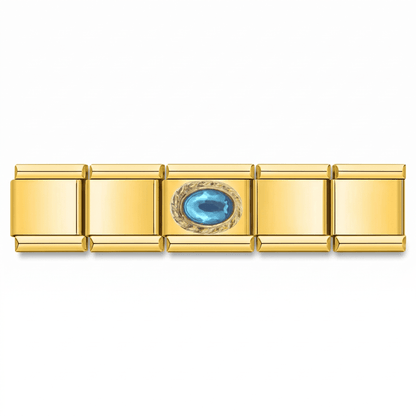 Charm con una piedra azul engarzada en pulsera italiana de eslabones