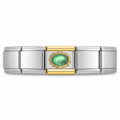 Charm con una piedra verde engarzada en pulsera italiana de eslabones