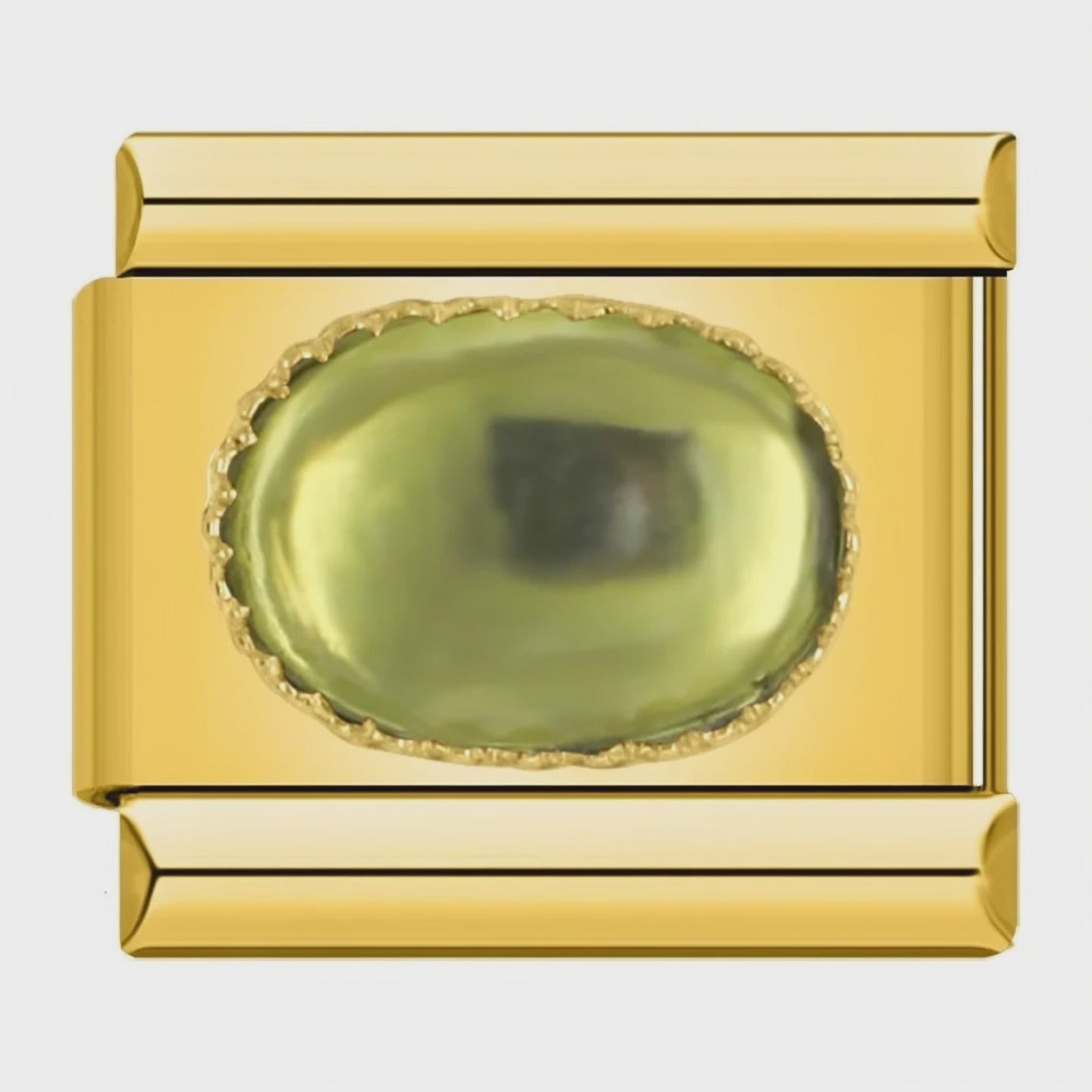 Video del Charm con una piedra verde en una base dorada
