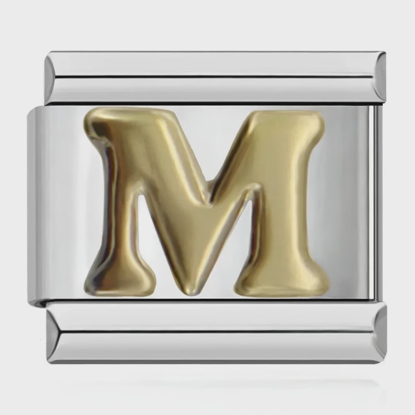 Video del Charm Letra M (Plateado)